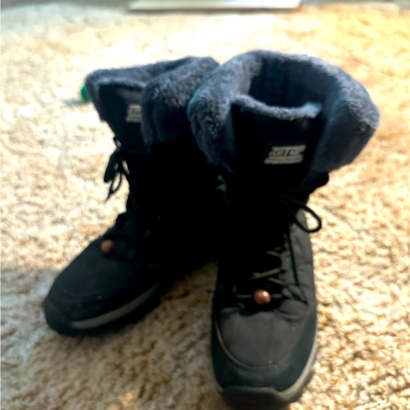 Ladies winter boots nice and warm . Good condition. - Picture 1 of 3
